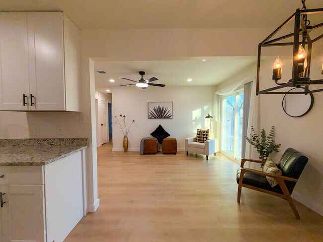 Vista desde el comedor hacia la hermosa sala de estar. - 308 E Bourn St