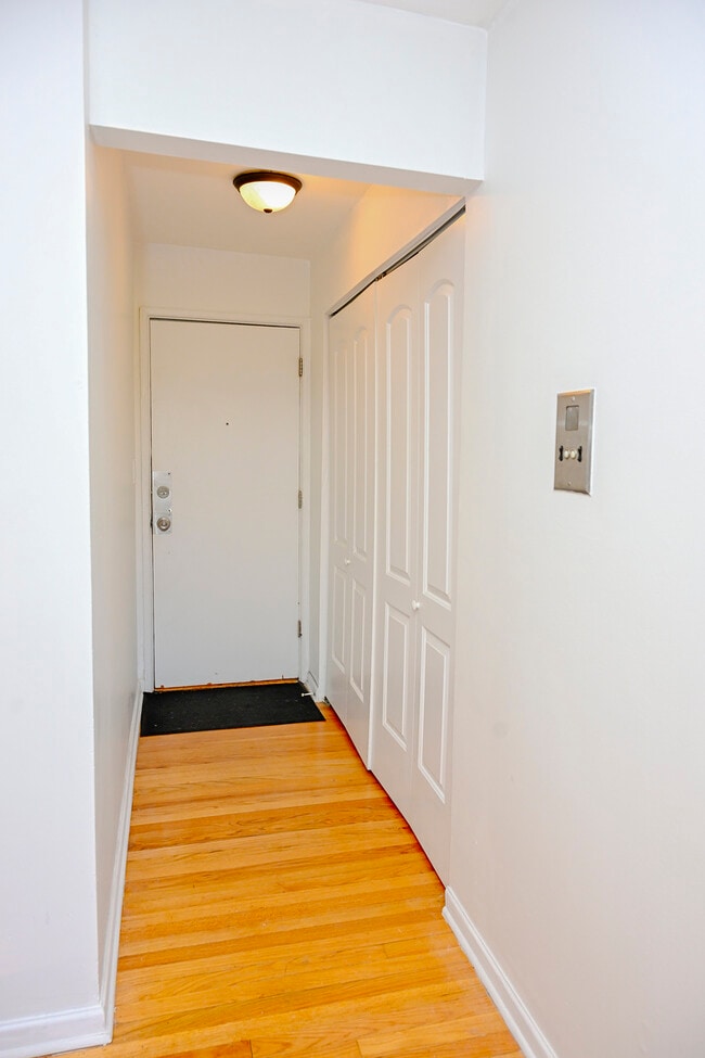 Building Photo - 1415 W Lunt Ave
