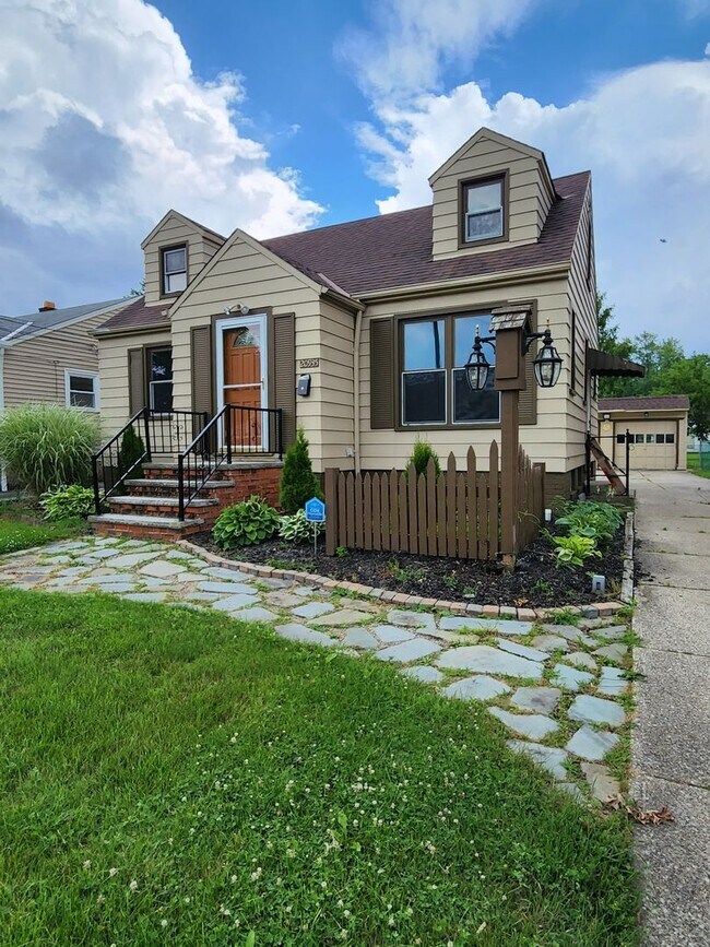 Building Photo - 3 Bedroom Home For Rent in Fairview Park w...