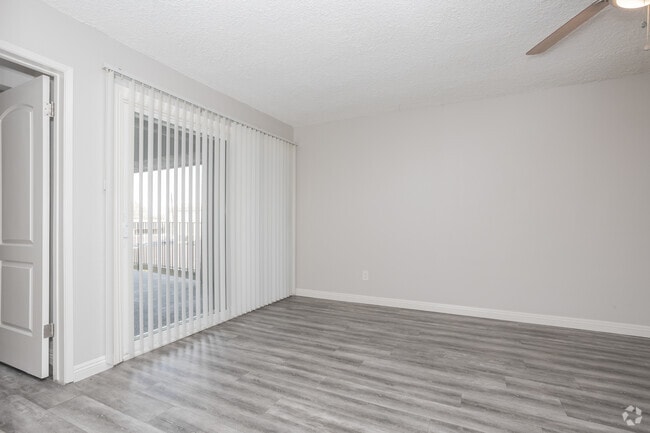 2 habitaciones, 1 baño - 700 pies cuadrados - Sala de estar - 11037 Ferina St.
