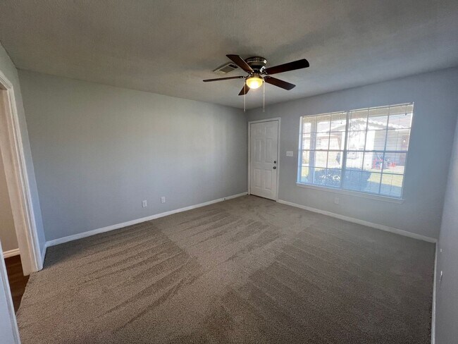 Foto del edificio - Pensacola - 2 Bedroom, 1 Bathroom - lawn care included