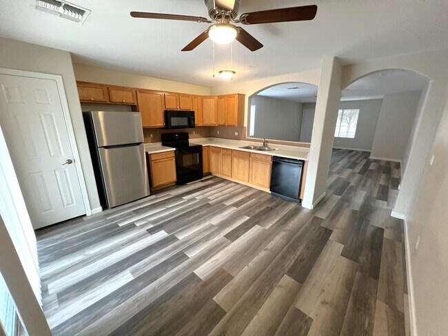 Building Photo - 420 S Sabrina