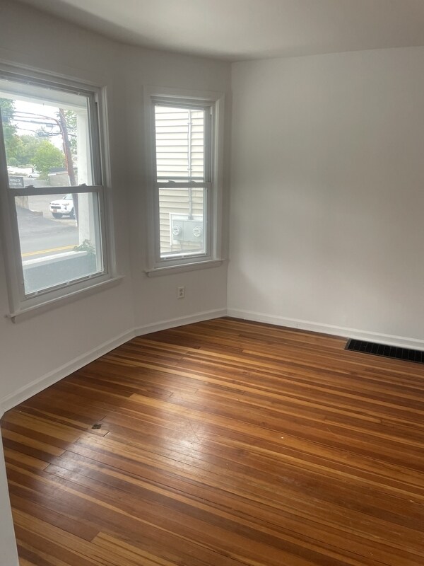 Building Photo - 9 Sacandaga Rd