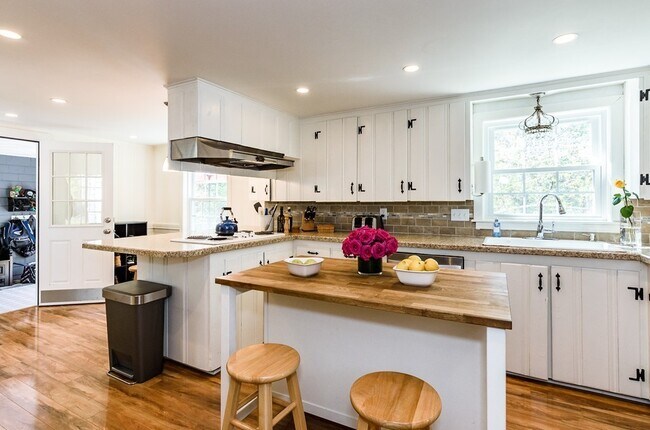 Building Photo - 76 Adams St