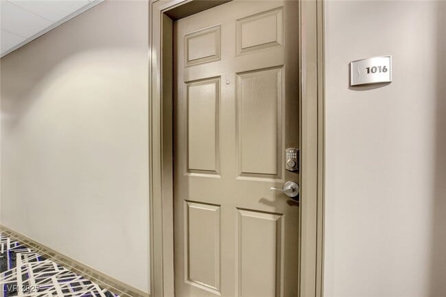 Building Photo - 150 S Las Vegas Blvd