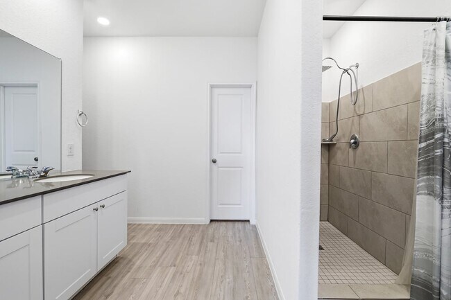 Building Photo - 14014 Roller Mls