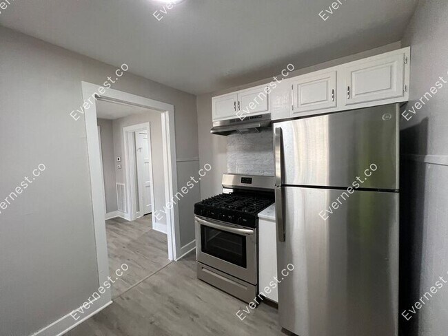 Building Photo - 516 W 33rd St