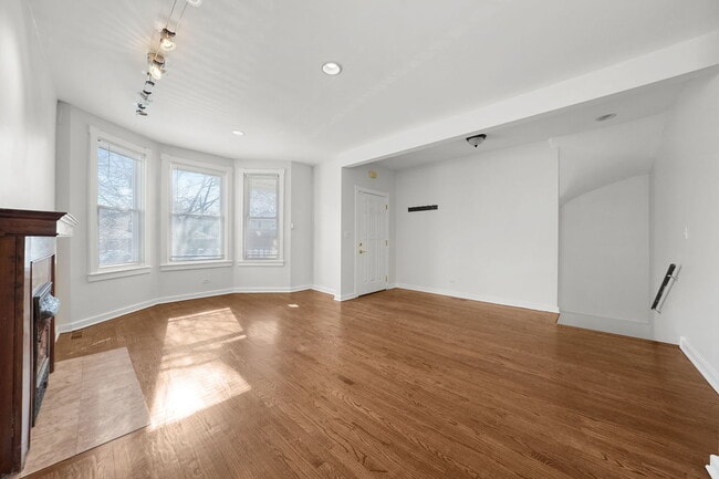 Building Photo - 7250 N Rogers Ave