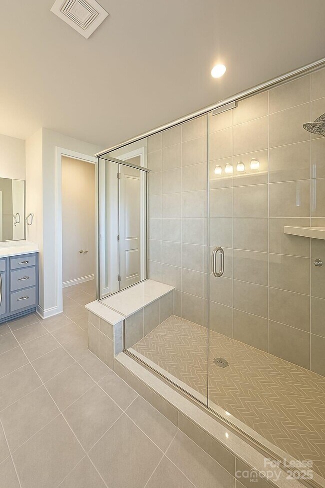 Foto del edificio - 8903 Nettleton Ave