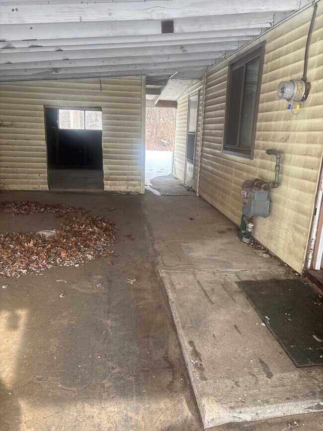 Building Photo - 4 bed 1 bath