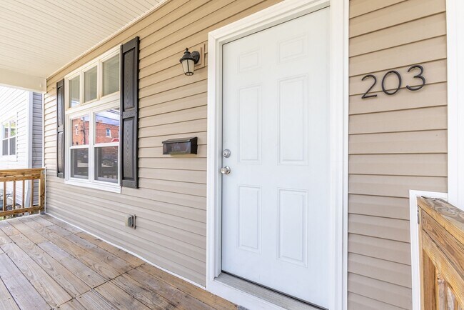 Foto del edificio - AVAILABLE OCTOBER 15th - Quirky 3+ Bedroom...