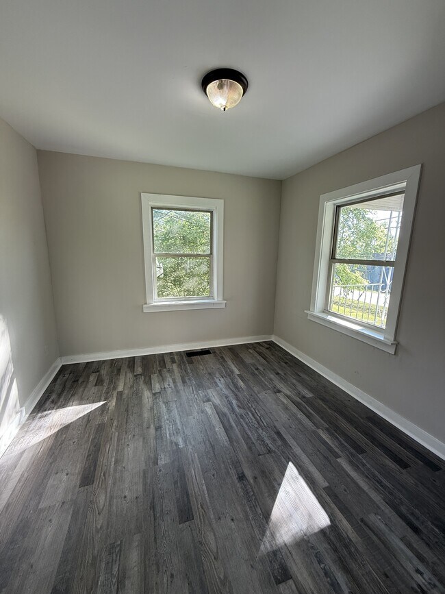 Building Photo - 923 Woodward Rd