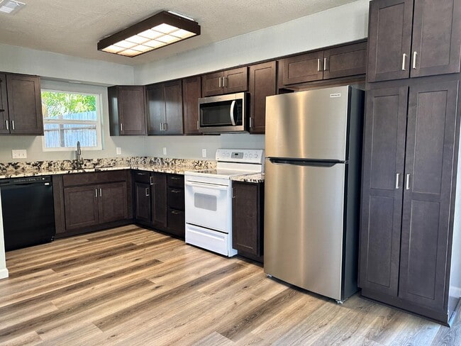Building Photo - 1076 Sunrise Way