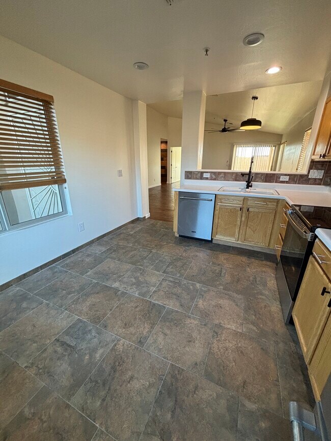 Foto del edificio - 15742 N 102nd St