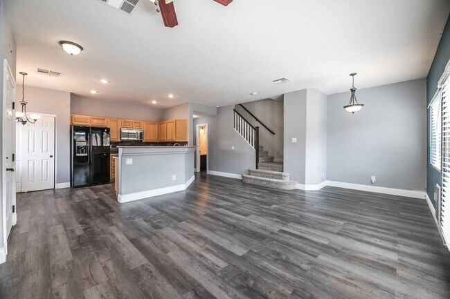 Building Photo - Stunning 2 Bedroom gem!