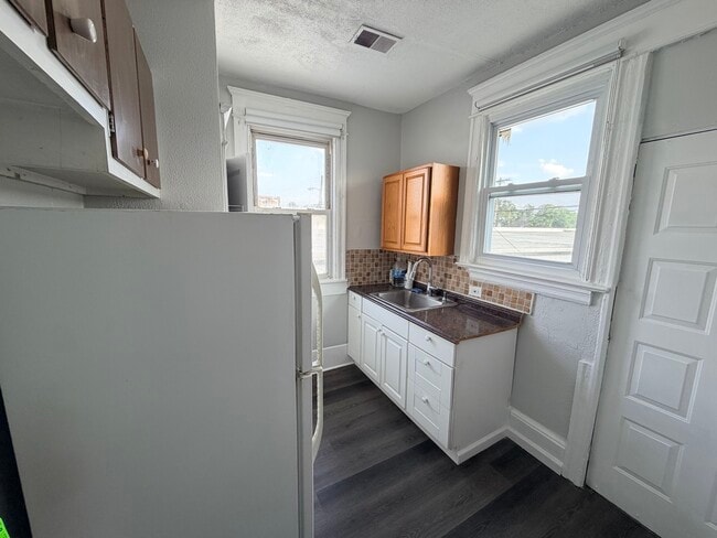 Building Photo - 705 Brinley Ave