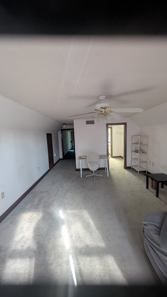 Building Photo - 7963 Pleasant Valley Rd