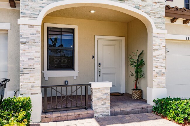 Foto del edificio - 1443 SW 54th Ter