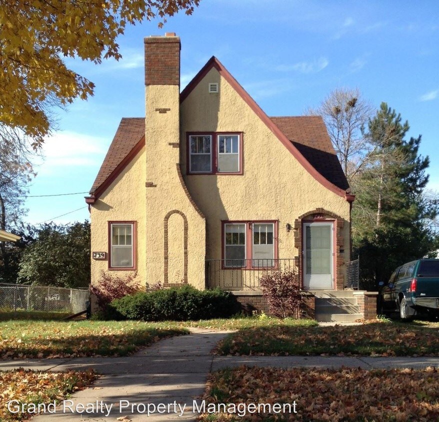 Primary Photo - 739-741 N Albert St