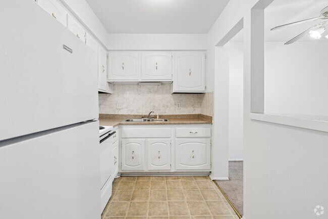 2 habitaciones, 1 baño - 900 pies cuadrados - Cocina - Redford Manor Apartments