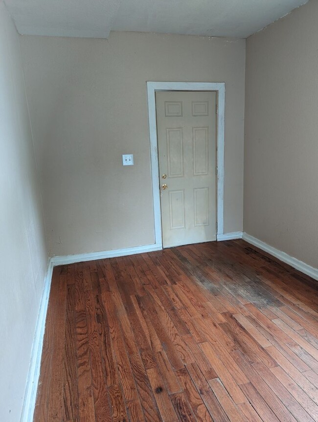 Building Photo - COZY Room for Rent nestled in Downtown Suf...