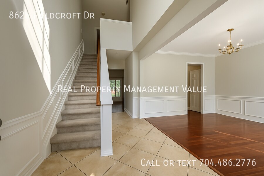 Foto principal - 8625 Fieldcroft Dr