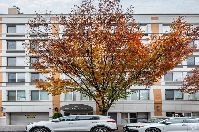 Foto del edificio - The Lenox Grand