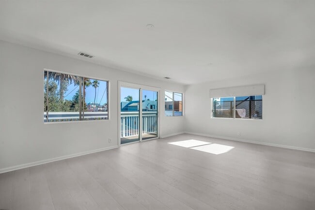 Building Photo - 466 S Venice Blvd