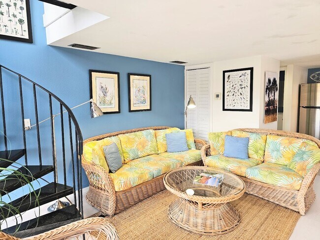 Foto del edificio - Furnished Waterfront Bungalow with Pool Access