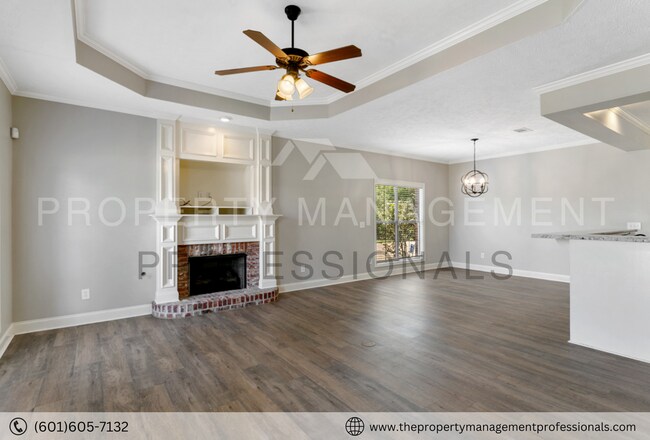 Building Photo - Perfectly updated, convenient location!