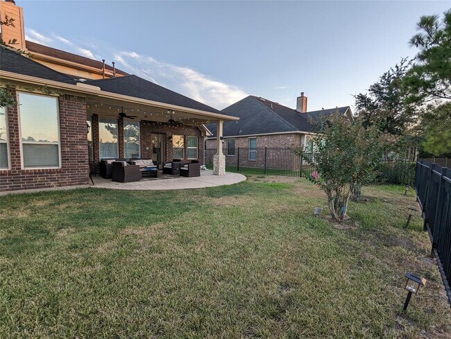 Building Photo - 8003 Lake Commons Dr