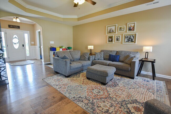 Building Photo - Pet Friendly Four Bedroom!