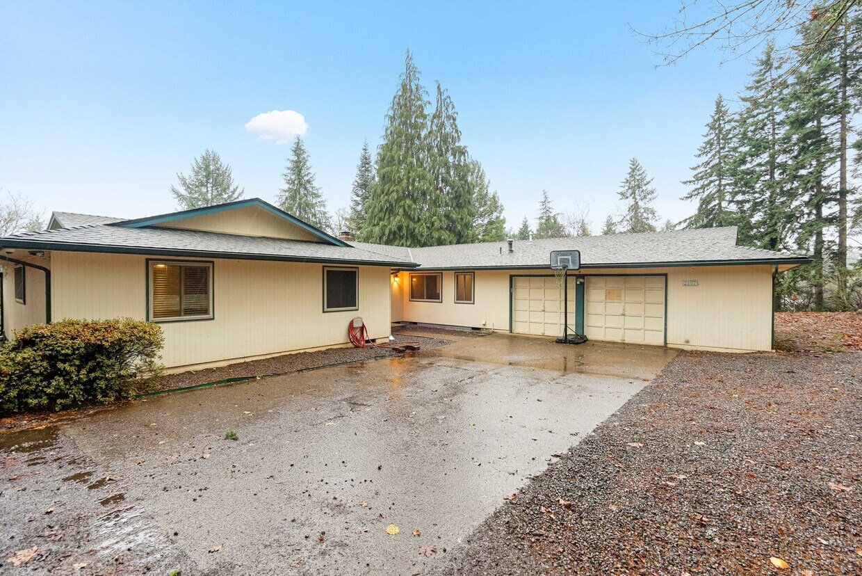 Foto principal - Secluded 4 bed, 2 bath home in West Salem, OR