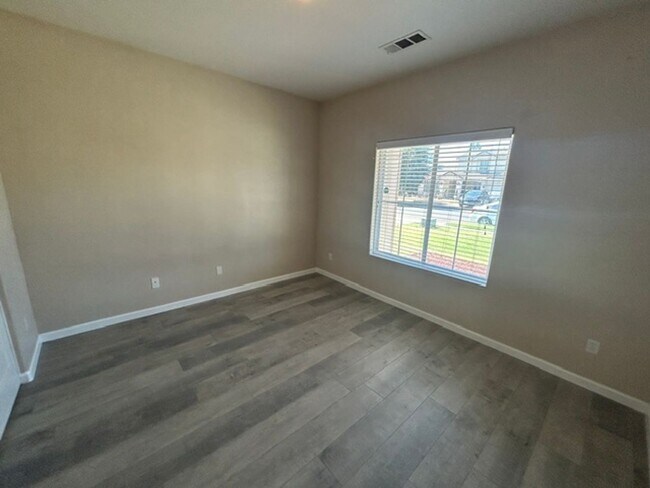 Foto del edificio - 3 Bedroom 2 Bathroom Home in SW Visalia! Close to Shopping and Restaurants!