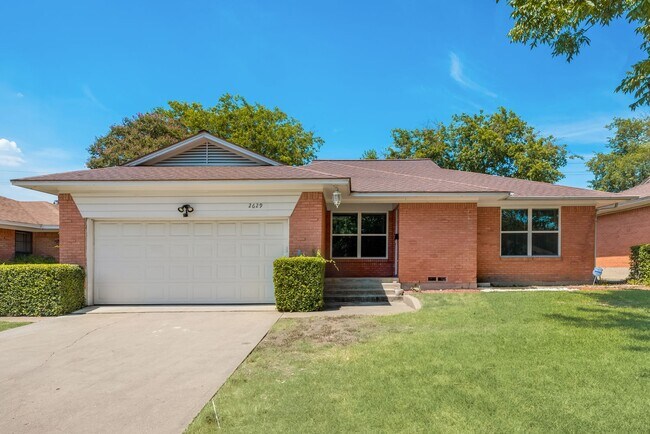 Building Photo - 2629 San Medina Ave