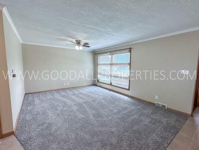 Building Photo - 3 Bedroom, 2 Bath on a cul-de-sac with a 4...