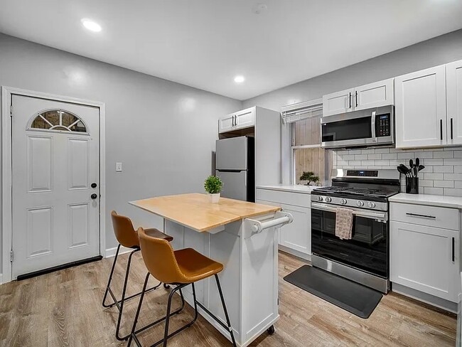 Building Photo - 3850 W Diversey Ave