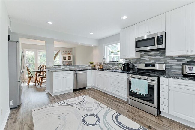 Building Photo - 4180 Pineset Dr
