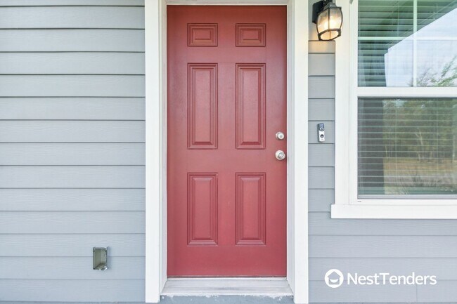 Building Photo - Beautiful Townhome with Two Primary Suites!