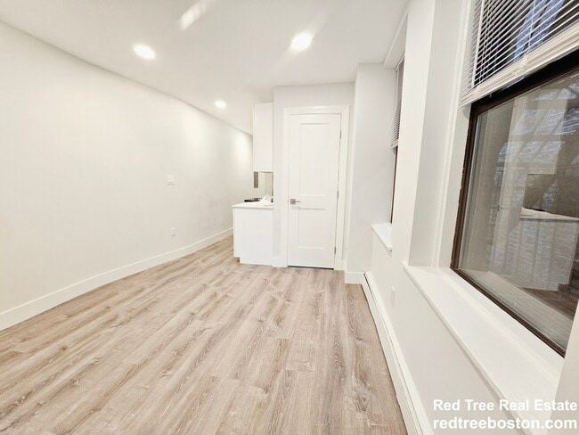 Building Photo - 44 Joy St