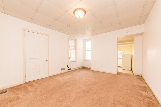 Foto del edificio - AVAILABLE AUGUST 2024 - Spacious 2 Bedroom...