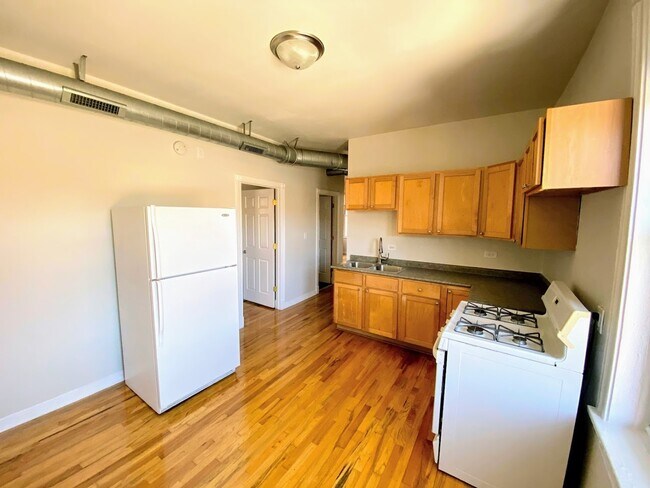 Foto del edificio - 2641 W Augusta Blvd