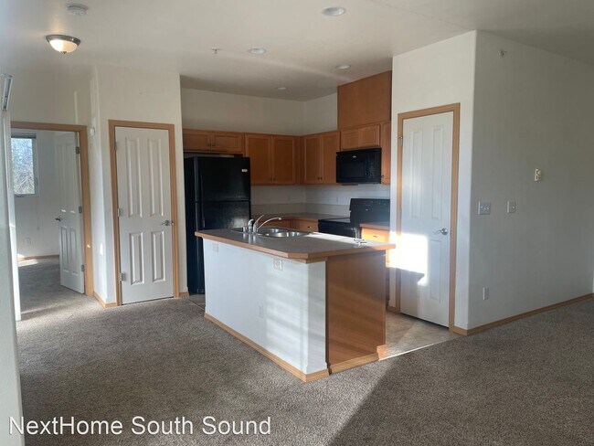 Building Photo - 2 br, 2 bath House - 2055 Garry Oaks Ave  #C