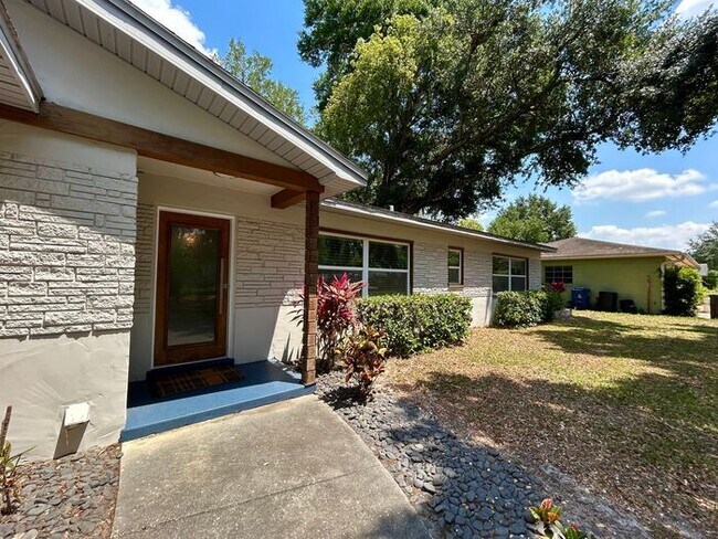 Building Photo - Gorgeous 3/2 Mid-century Modern Style Home...