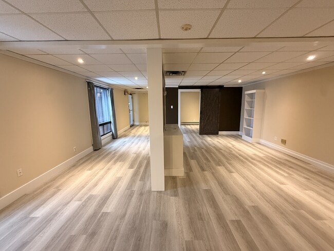 Building Photo - 400 Lutz St