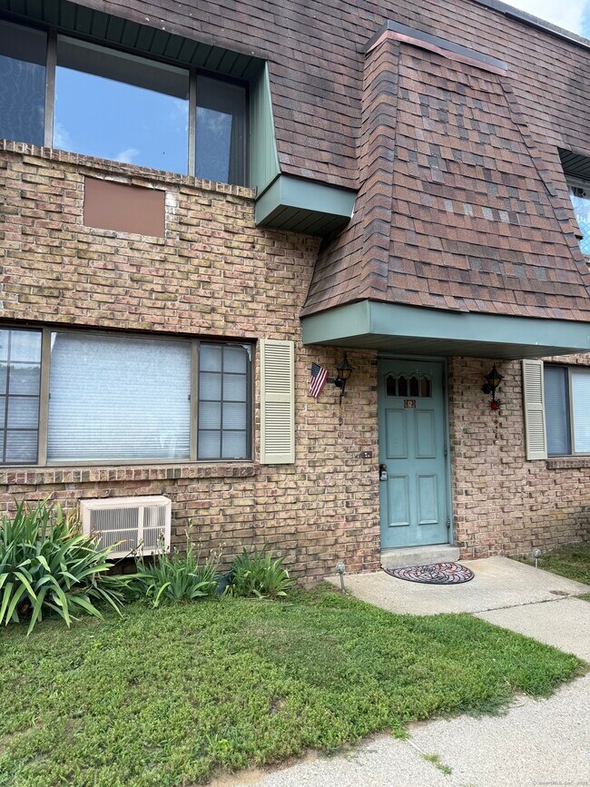 Foto del edificio - 549 Russell Rd