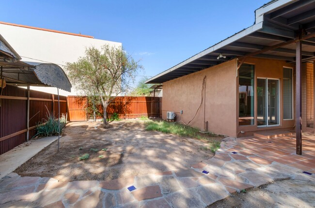 Building Photo - Private Home Steps away from U of A Campus!