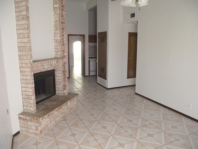 Building Photo - Northeast El Paso 3 bed with Bonus Room!