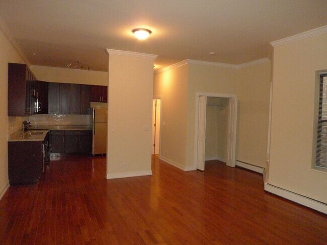 Building Photo - 5713 N Kenmore Ave