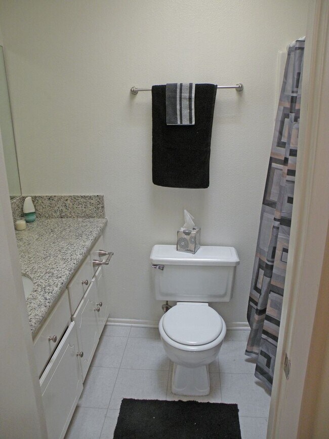 Foto del edificio - Stylish 2-Bedroom, 1.5-Bath Condo with Private Outdoor Space